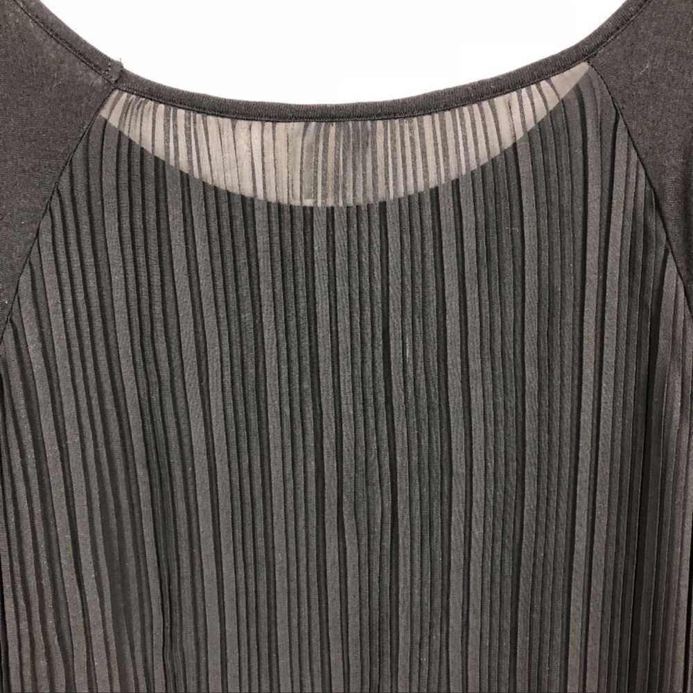 Madison Short Sleeve Accordion Pleated Back Top Black Size Medium - Picture 2 of 6